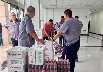 清涼送一線(xiàn) 員工暖心懷 開(kāi)投集團“夏送清涼”關(guān)愛(ài)捷能一線(xiàn)員工